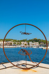 Skulptur am Hafen von Cala Rajada, Mallorca, Spanien