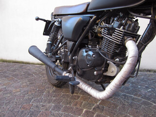 Dettagli motore moto vintage nera opaca con rifiniture custom cafe race