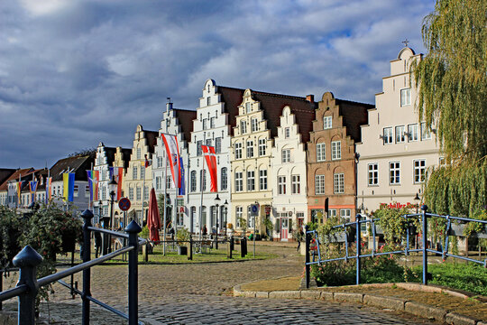 Friedrichstadt: Malerwinkel: Treppengiebelh&auml;user am Marktplatz (Schleswig-Holstein)