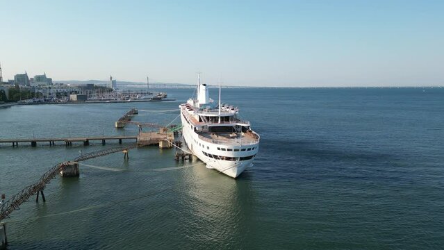 Beira Rio Tejo Portugal Bra&ccedil;o Prata Barco Cabo Ruivo Marvila Parque Lisboa Ver&atilde;o Europa Docas Residenciais Estu&aacute;rio Azul Verde Paisagem Natural Navio Portugu&ecirc;s Portugal Marginal Freguesia