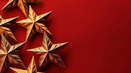 Etoiles de Noël décoratives. Ambiance festive et hivernale, rouge, doré. Espace vide de composition pour conception et création graphique.