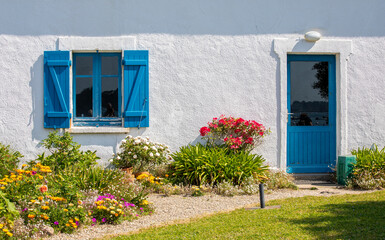 Petit jardin fleuri au pied d'une charmante maison en Bretagne. - 676443039