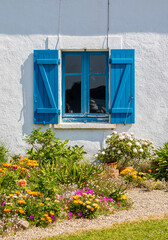 Petit jardin fleuri au pied d'une charmante maison en Bretagne.