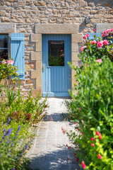 Petit jardin fleuri au pied d'une charmante maison en Bretagne.