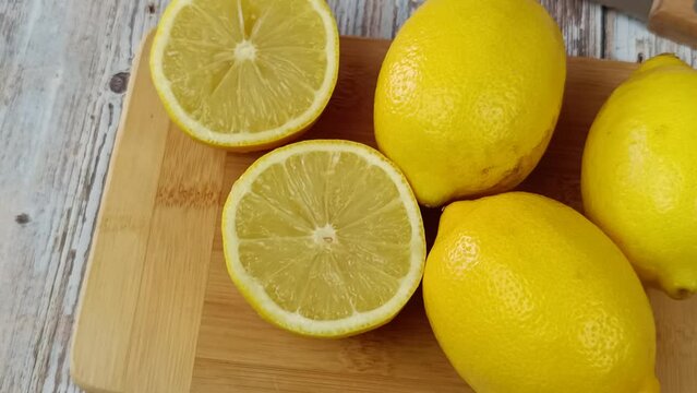 citron coup&eacute; en deux en gros plan