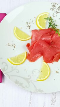 tranches de saumon fum&eacute; sauvage dans une assiette