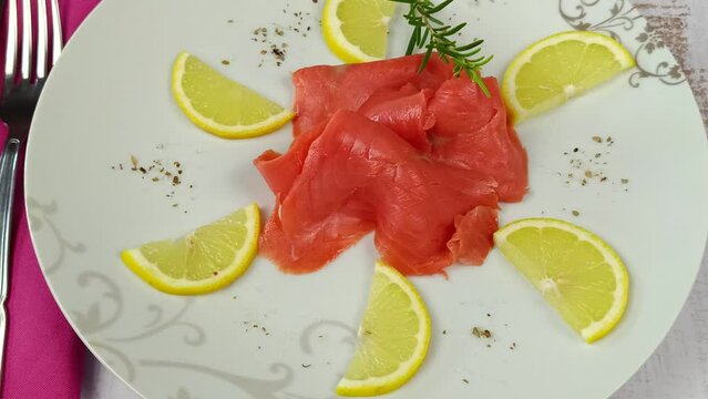 tranches de saumon fum&eacute; sauvage dans une assiette
