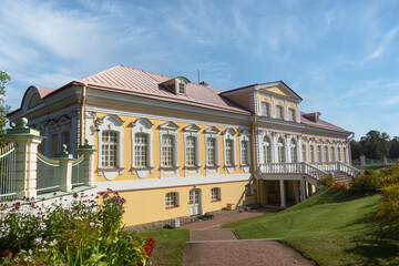 Fototapeta na wymiar The Great Menshikov Palace, palace and park ensemble.