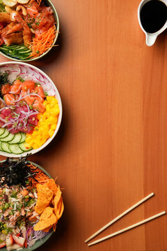 Cubos de salmão fresco, abacate cremoso, vegetais crocantes, regados com molho especial, nori, manga em um fundo fotogr[afico incrível