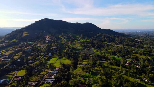 Video a&eacute;reo realizado con drone, sobre &aacute;rea rural del Municipio de la Ceja, en el que se observa principalmente el Cerro El Capiro. A lo lejos se observa la ciudad de Rionegro.
