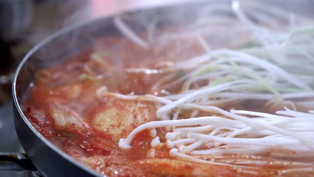 돼지고기 김치찌개와 라면 - 전통 한국 요리