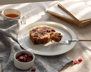 夕日にあたったクランベリーのパウンドケーキ