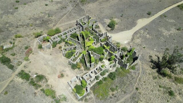 Ru&iacute;nas Abandonado Sanat&oacute;rio Albergaria Grandella Desmoronamento Desabitado Destru&iacute;do Obra Constru&ccedil;&atilde;o Parque Municipal Cabe&ccedil;o de Montachique Ribas de Cima Fanh&otilde;es Lisboa Portugal Cabe&ccedil;o de Montachique