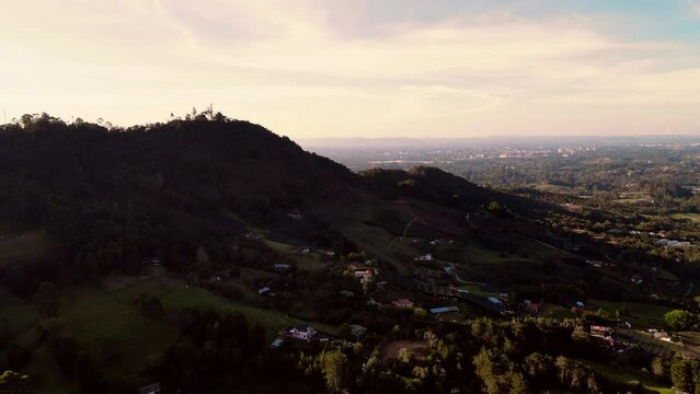 Video a&eacute;reo realizado con drone, sobre &aacute;rea rural del Municipio de la Ceja, en el que se observa el Cerro El Capiro y la ciudad de Rionegro.