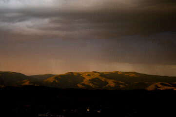 Atardecer con lluvia en los cerros