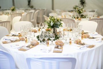 Belle table de mariage avec des fleurs et des couverts. Décorations de table élégantes