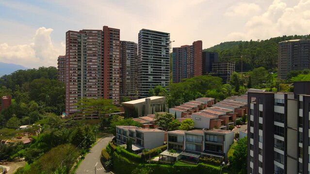 Video a&eacute;reo  del barrio Altos del Poblado, en el sur oriente de Medell&iacute;n, se observan edificios de apartamentos, casas y la iglesia del Padre Marianito.