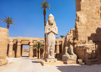 Colossi of Ramses II and Wife at Entrance to Karnak Temple - obrazy, fototapety, plakaty