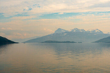 Fototapeta na wymiar der magische Fjord Balsfjorden südlich von der Polarstadt Tromsö in Norwegen