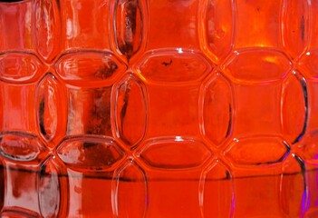 Rote ausgehöhlte Glasfassade mit Wasser und Muster 