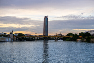 Fototapeta na wymiar Puente de Triana y torre Pelli