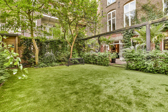 an outdoor area with green grass and trees in the fore - image via wikid com / flickonm
