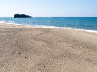 「因幡の白兎」の舞台とされる白兎海岸(鳥取県鳥取市)の砂浜と、夏の青い日本海と淤岐之島の風景。

