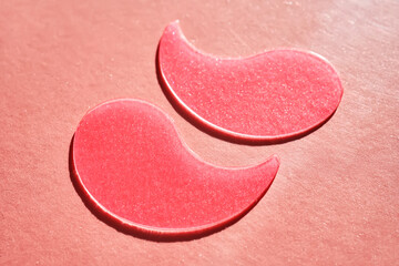 Pink moisturizing hyaluronic eye patches.