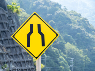 道路標識(警戒標識)「幅員減少」。
