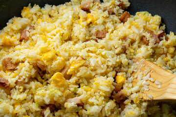 炒飯(チャーハン)を作る調理シーン。
