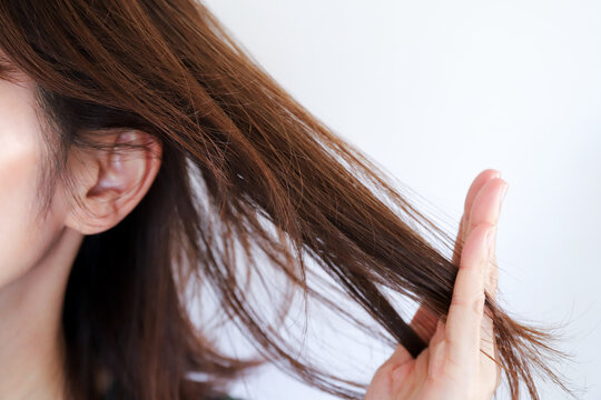 髪の毛を触る女性　ヘアケアイメージ