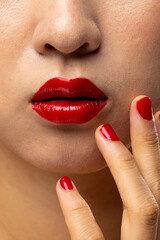 Naklejka premium Close up of asian woman wearing red lipstick and nail polish