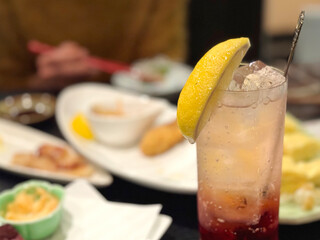 カクテルと居酒屋の食事風景 © smile