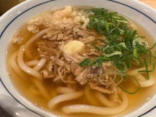 生姜たっぷりのかしわうどん。薄い色のお出汁のきいたおうどんです。