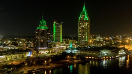 Obraz premium Downtown Mobile, Alabama riverside skyline at night