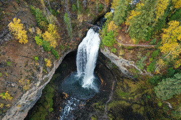 Moul Falls
At 35 meters high and 9 meters wide, it impresses with the way it falls into a gaping hole. You can see the thick layer of volcanic rock that forms the outline of the hole.