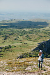 Obraz premium Woman on a hike looking at nature tourism
