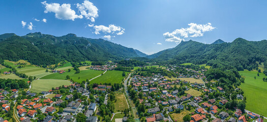 Aschau im Chiemgau im Luftbild, Blick ins südliche Priental auf Hohenaschau  und zur Kampenwand - obrazy, fototapety, plakaty
