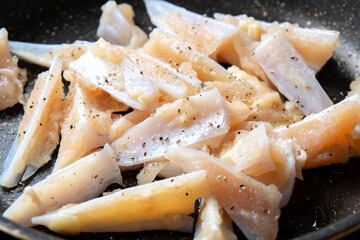 鶏軟骨(やげん軟骨)をフライパンで焼く(塩胡椒焼き)調理シーン。
