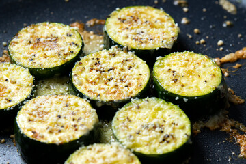 ズッキーニのチーズ焼き、調理シーン。
