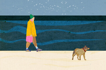 Młoda kobieta w czapce spacer z psem brzegiem plaży na tle wody. - 676720603
