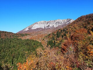 鍵掛峠からみる秋の大山南壁の紅葉