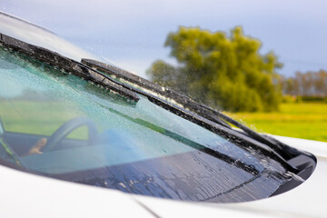 water running down the windshield of a car. - obrazy, fototapety, plakaty