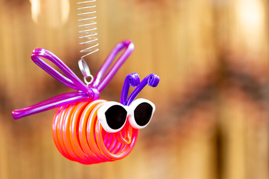 Abelha feita com canudos de pl&aacute;stico. 