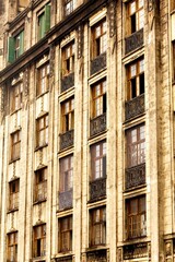 Fachada de prédio com linhas, janelas, vidraças , formas geométricas e sacadas. Centro de São  Paulo, Brasil.