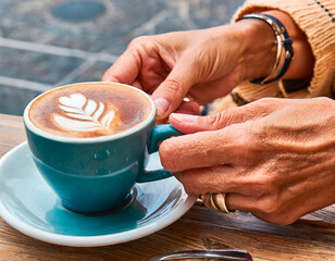 Manos de Mujer Anciana Agarrando una Taza de Café Delicioso