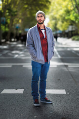 Obraz premium Bearded gent rocks denim, Madrid's autumn ambiance.