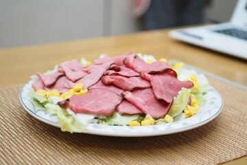ローストビーフと野菜のサラダ