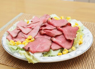 ローストビーフと野菜のサラダ