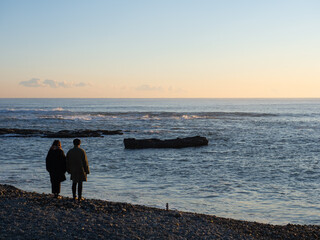 海岸を歩くカップル
